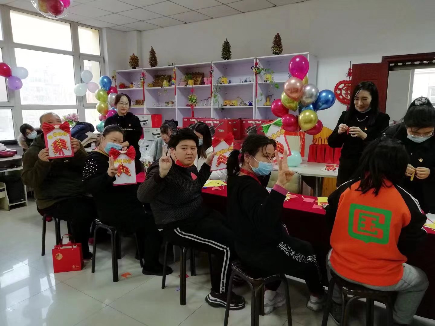 图为皇姑区明廉街道阳光家园开展手工制作活动